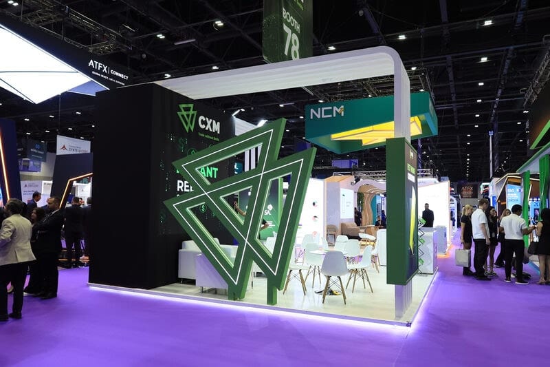 Сауда көрмесіндегі келушілермен CXM стенді