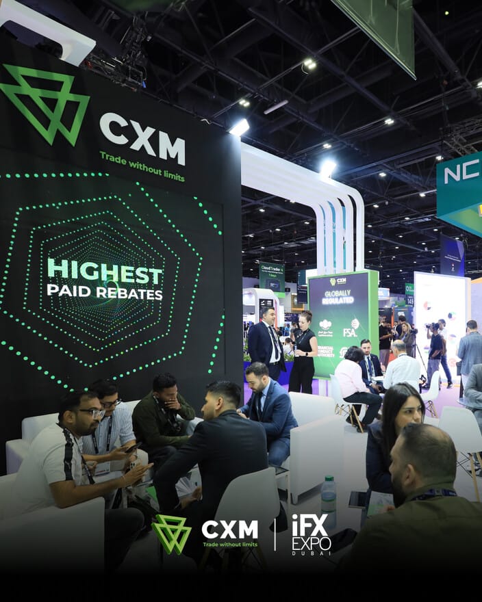iFX Expo көрмесіндегі CXM-нің "Ең жоғары ребейттер" стенді